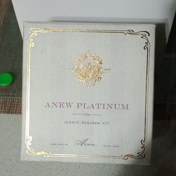 And iconic regimen kit a new Platinum by Avon - Picture 2 of 4